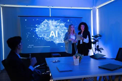 Presentation on artificial intelligence in a modern office setting with eng.. 库存照片