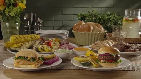 Presentation of a cookout 動画素材 82402431