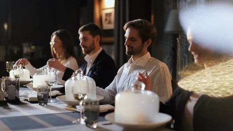 Presentation Of Dishes. Tasters Open The Dishes. Smoke Comes Out From Under The Vidéo 122592915