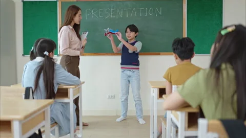 Presentation lesson, Teacher and students in the basic presentation Stock Footage 309925058
