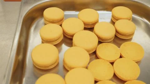The presentation of macaroons, the camera's span over the macaroons of yellow Fotos Stock