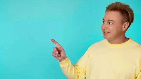 Presentation, mock up and man pointing to advertising, branding. Smiling guy mal Vídeo Stock 249198553