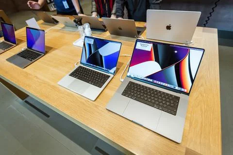 Presentation of new Apple Computers MacBook book pro 16 inch laptop featuring an Stockfoto's