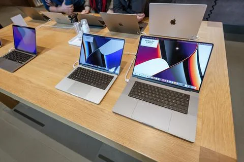 Presentation of new Apple Computers MacBook book pro 16 inch laptop featuring an Foto stock
