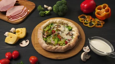 Presentation of pizza on a dark brown table with its ingredients. Vídeos de archivo 205366458