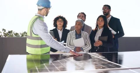 Presentation, solar panel and engineer with business people outdoor for Foto stock