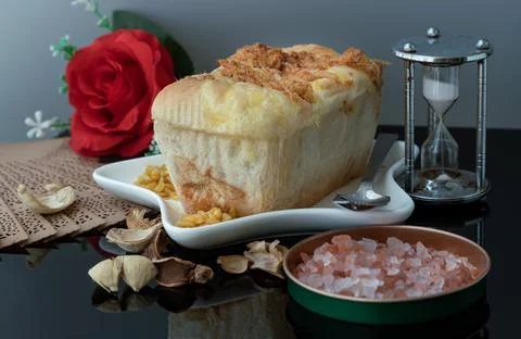 Presented on a star-shaped ceramic plate, this artisanal loaf is finished w.. Foto stock