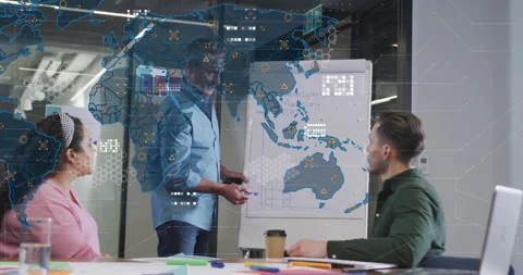 Presenter circling Europe on flip chart in strategy meeting, revealing world map Stock-Footage 315895298