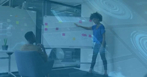 Presenter entering, placing notes on board, pointing clusters as peer mapping 動画素材 317600362