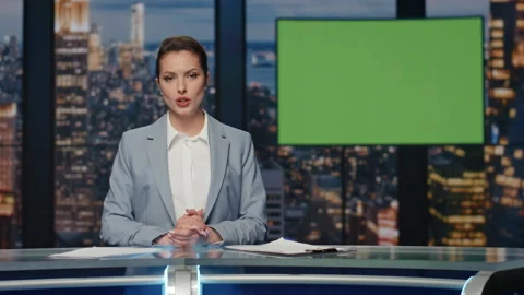 Presenter showing mockup screen reporting breaking news in tv channel studio Vidéo 255391901