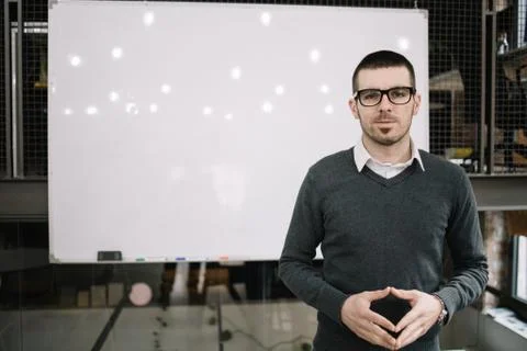 Presenter standing in front of a whiteboard Foto stock