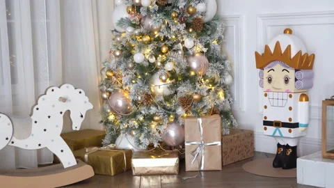 Presents under new year tree 库存影片 95678305