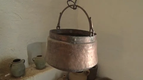 Preserved Old copper pot from the 19th century Vídeo Stock 138180523