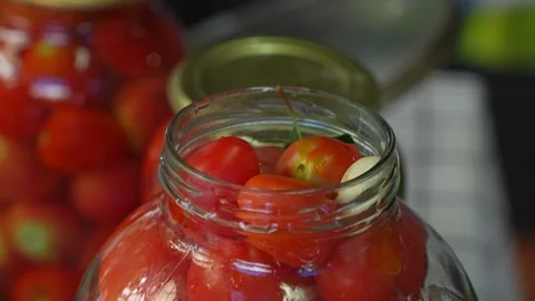 Preserving cherry tomatoes in glass jars 動画素材 318574502