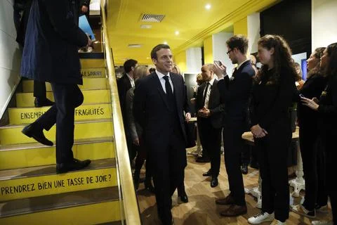 President Macron at Cafe Joyeux, Paris, France - 09 Mar 2020 Foto stock