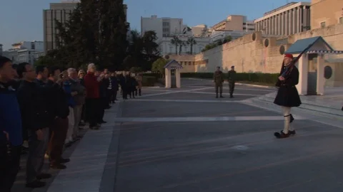Presidential Guards Changing Positions In Front of Tourists 2 스톡 동영상 87664006