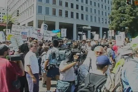 Press covering protests at DNC 2000 Video stock 89946401