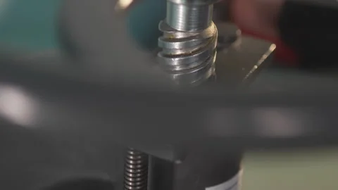 Press forms detail through controlled rotation of flywheel Vídeos de archivo 324071756