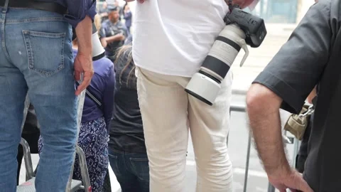 Press prepares to cover Ardisson funeral, Paris, July 17, 2025 動画素材 313378128