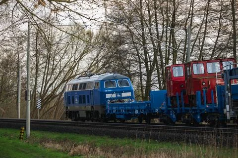 A Press train is transporting Deutsche Bahn battery-powered tow vehicles Foto stock