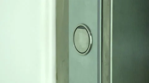 Presses the elevator button at apartement Vidéo 231033455