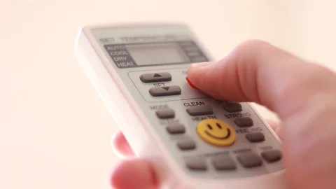 Pressing buttons on remote control of air conditioner 動画素材 95319052