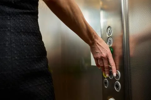 Pressing the elevator button in contemporary high rise buildings signifies Foto stock