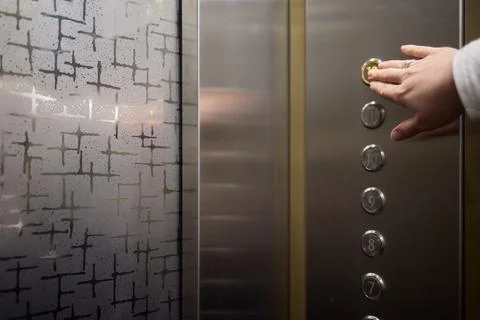 Pressing the elevator button in contemporary high rise buildings signifies Foto stock
