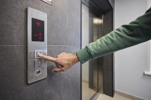 Pressing the elevator button in contemporary high rise buildings signifies Foto stock