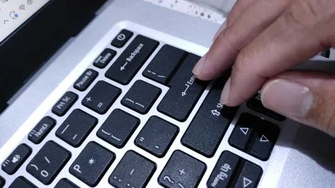 Pressing enter button on a laptop Vidéo 226715155