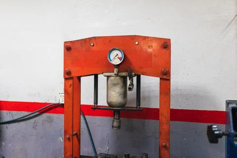 Pressing machine in car workshop. Mechanical concept. 库存照片