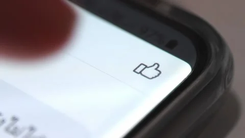 Pressing like reaction to Facebook post. 스톡 동영상 158370293