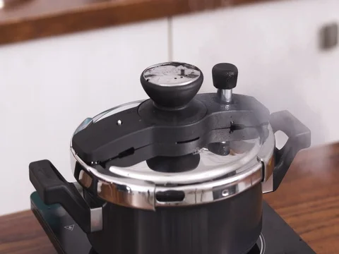 Pressure Cooker Whistling - Close up Vídeo Stock 80443630