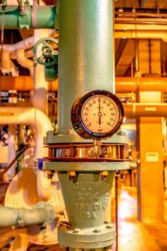 Pressure gauge and knobs control at a plant Foto stock