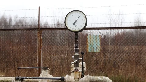 Pressure gauge - a device for measuring the pressure of the fluid in the Stock Footage 126578077