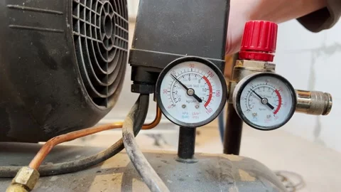 Pressure relief in the air compressor. Process control on a manometer. Vidéo 170517836
