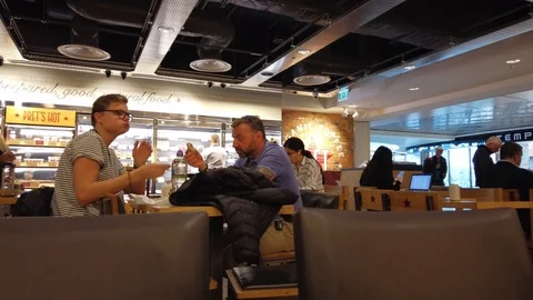 Pret a Manger time lapse view of people eating and drinking in the restaurant 動画素材 107384190