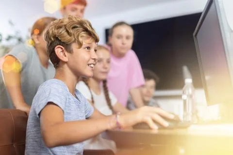 Preteen boy working with computer programs in training room Foto stock