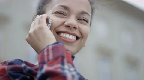 Pretty african student having conversation on phone in the city. Vidéo 63892650