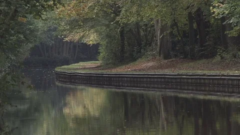 Pretty background shot of the British Canal waterways 스톡 동영상 71827082