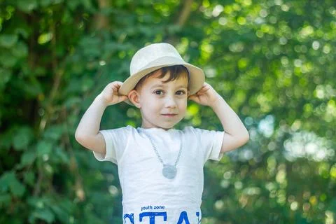 Pretty boy in a hat, boy in the park Stockfoto's