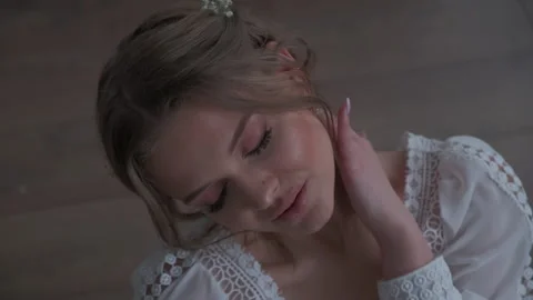 Pretty bride looks slyly at the camera Vidéo 182807086