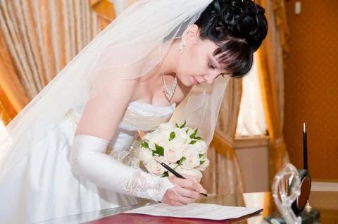 Pretty bride signing document Stockfoto's