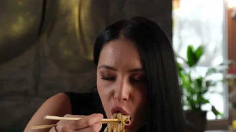 Pretty brunette appetizing eats noodles Vidéo 170557113