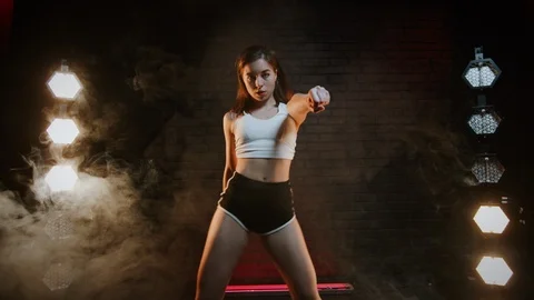 Pretty Brunette Dancing Twerk In Studio With Flashing Light And Smoke. Vidéo 126993971