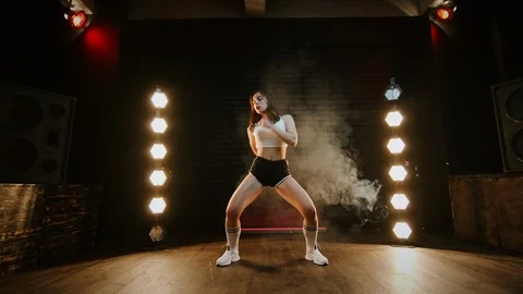 Pretty Brunette Dancing Twerk In Studio With Flashing Light. Vidéo 127020356