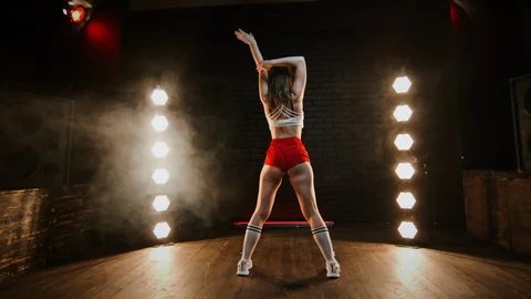 Pretty Brunette Dancing Twerk In Studio With Flashing Light. Vidéo 127020828