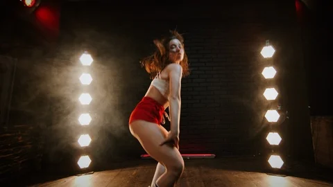 Pretty Brunette Dancing Twerk In Studio With Flashing Light. Vidéo 127021102