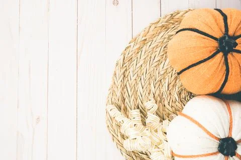 Pretty fall autumn flat lay, with fabric pumpkins and a rattan placement on.. Foto stock