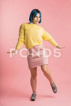 Pretty fashion girl gets pleasure from unusual dance Stock-Fotos